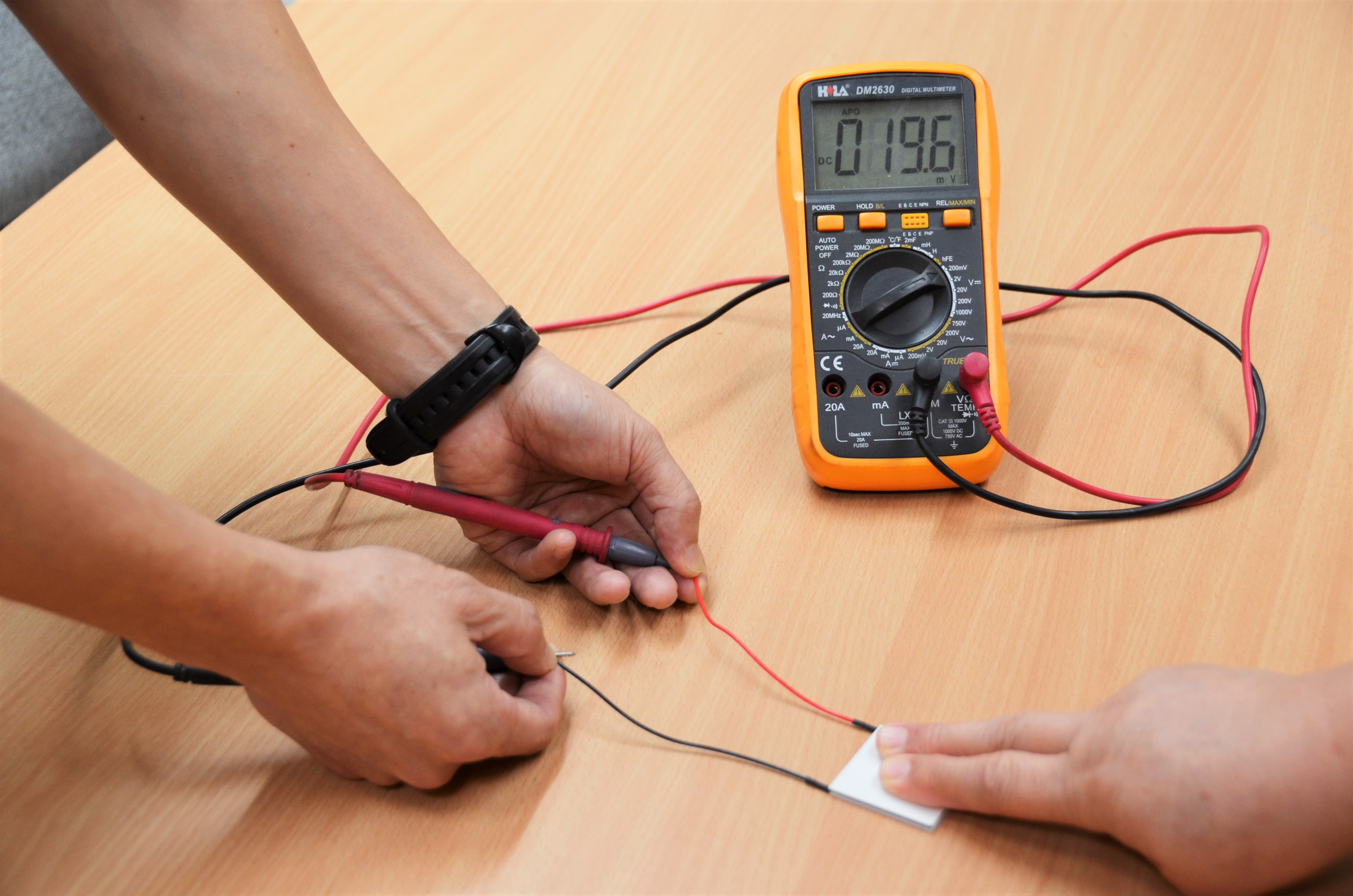 熱電模組發電：以手指和桌面間的溫度差產生電力