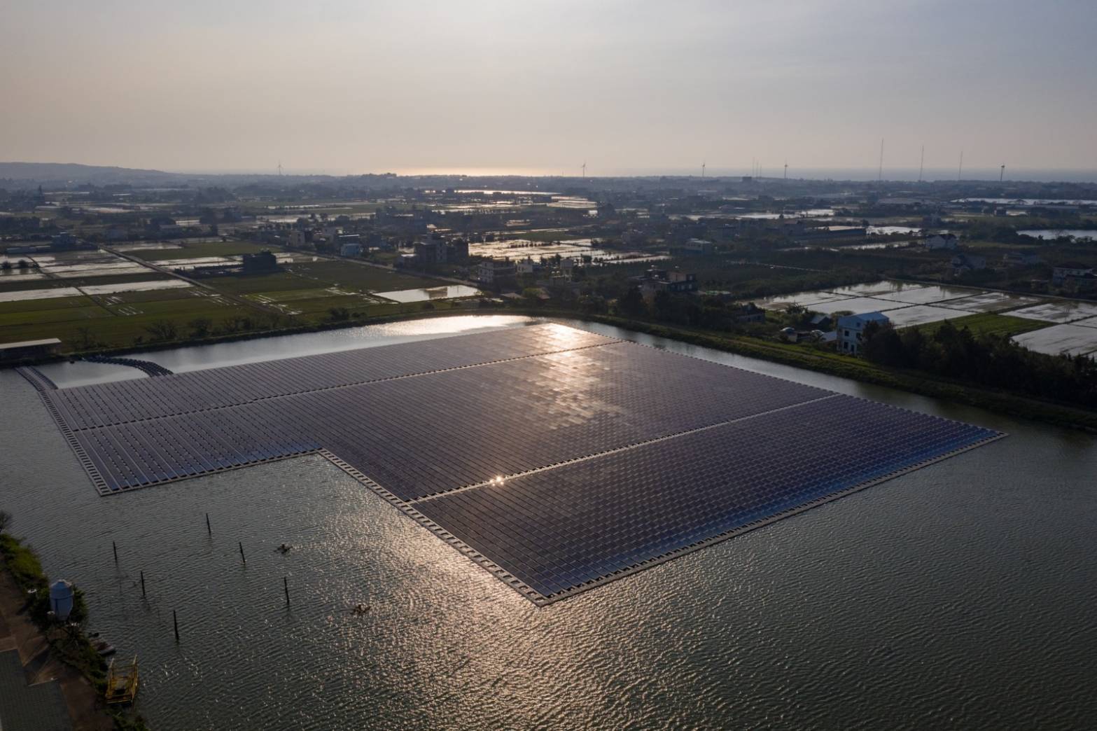 太陽能跨足水面是未來趨勢之一（圖為新豐滯洪池水面型太陽能電廠）