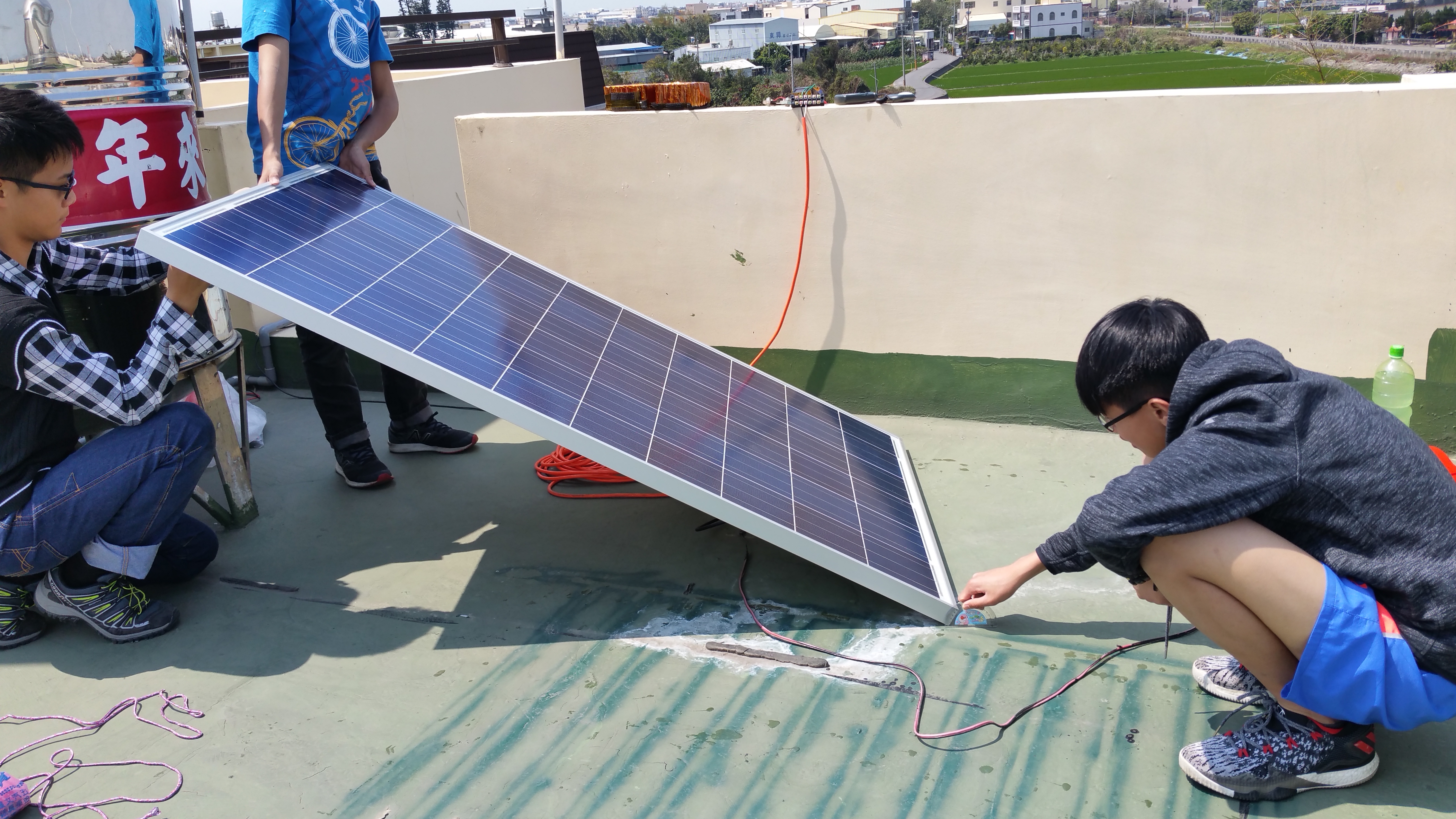 太陽能DIY，國中生省下半年電費