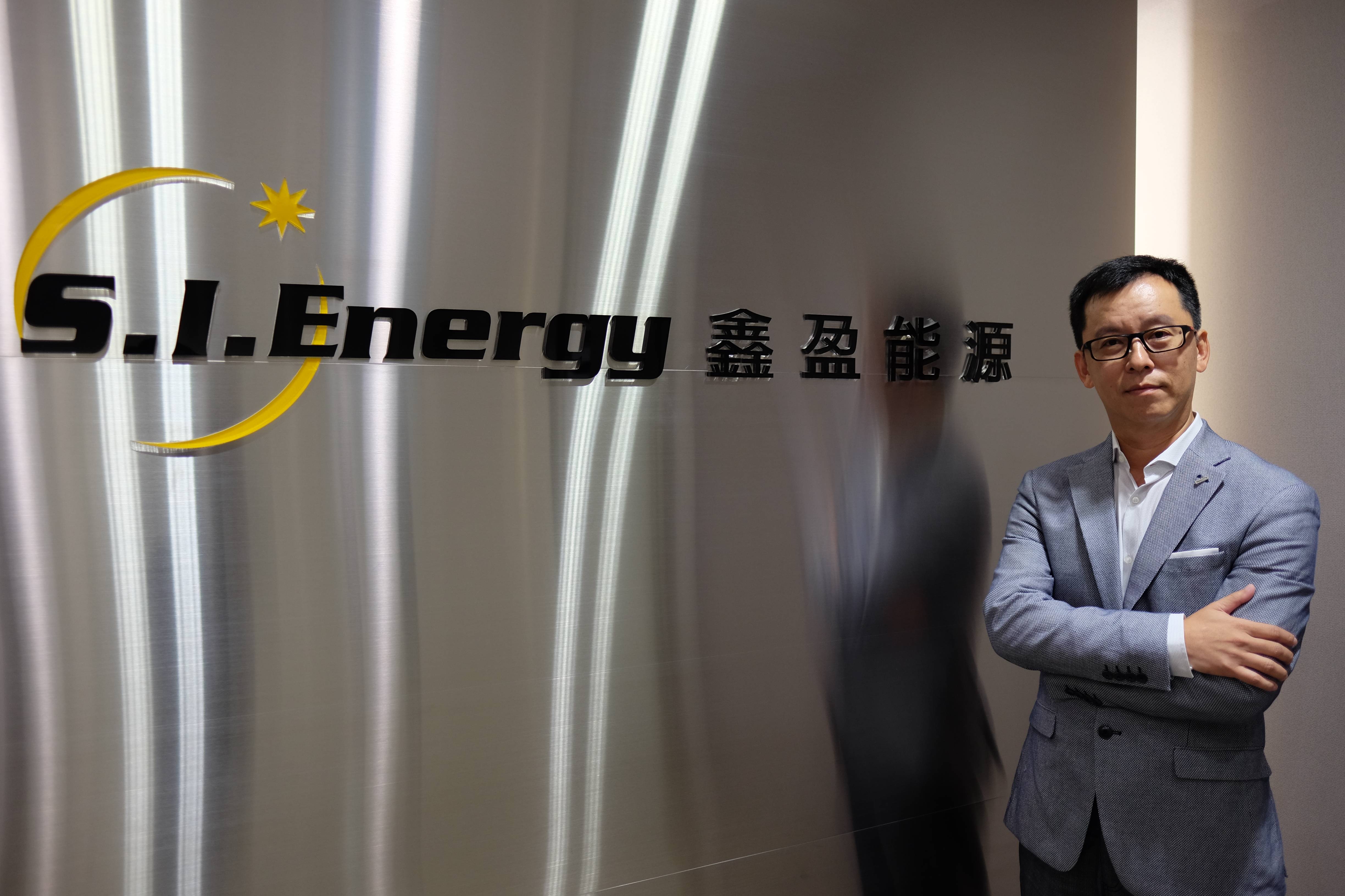 【就業新市場】陽光「男」的綠能游牧歲月：專訪鑫盈能源公司執行長徐嘉男