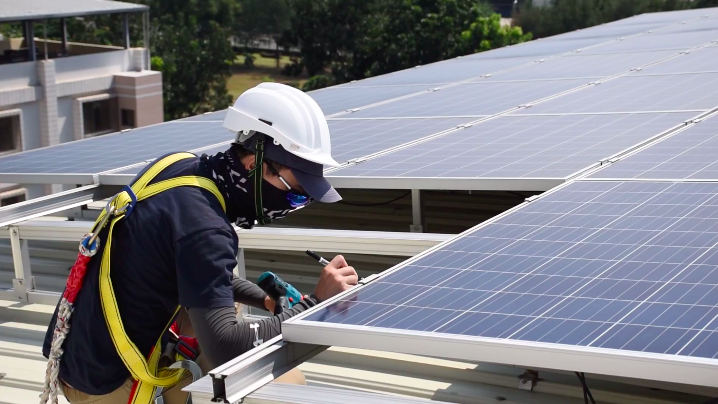 【能源人上工】屋頂太陽能設備怎麼裝設？本篇告訴你！