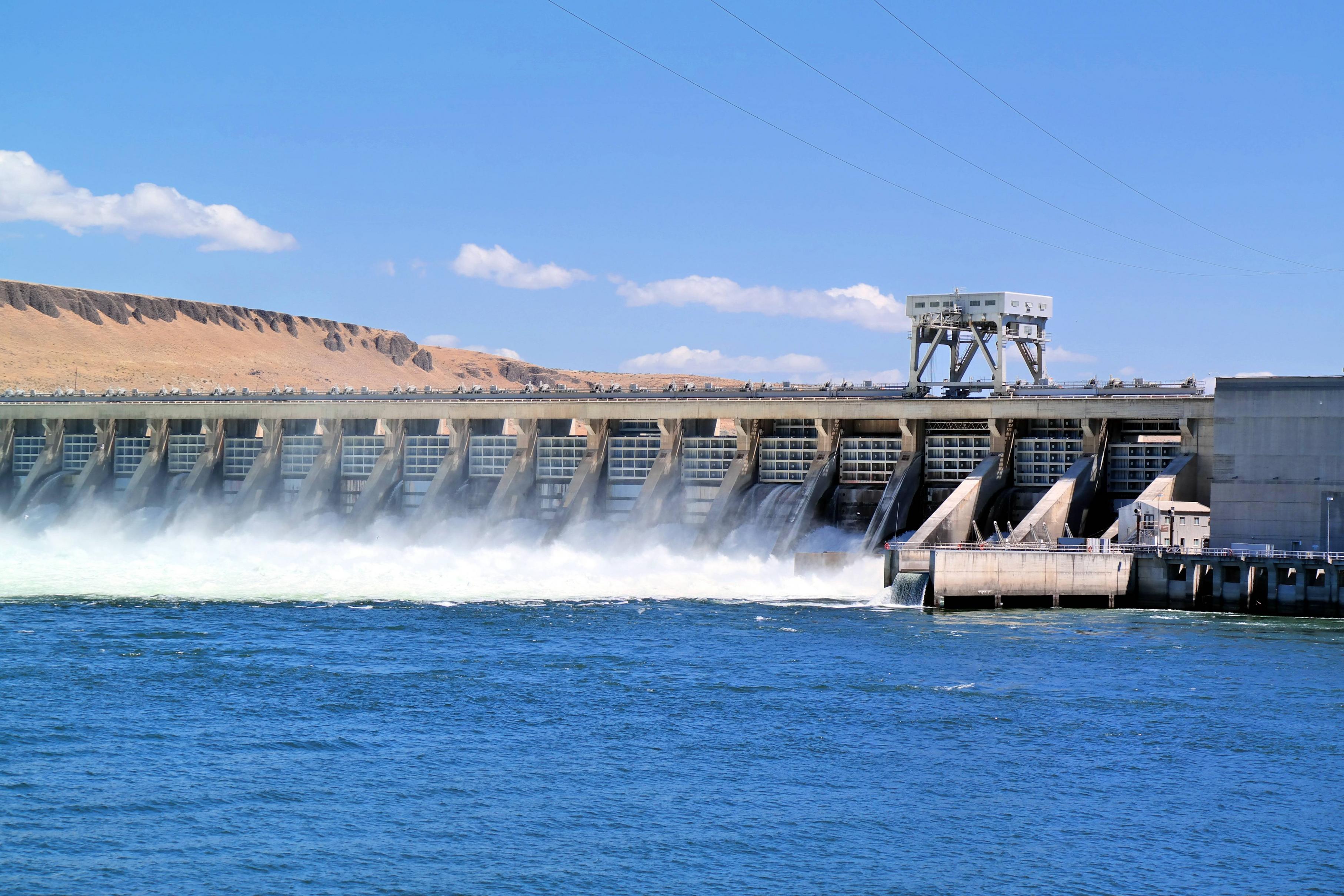 能源與水資源相互依存度高，水力發電提供能源部門的電力供給以及冷卻服務，能源則是水資源部門的重要動力來源