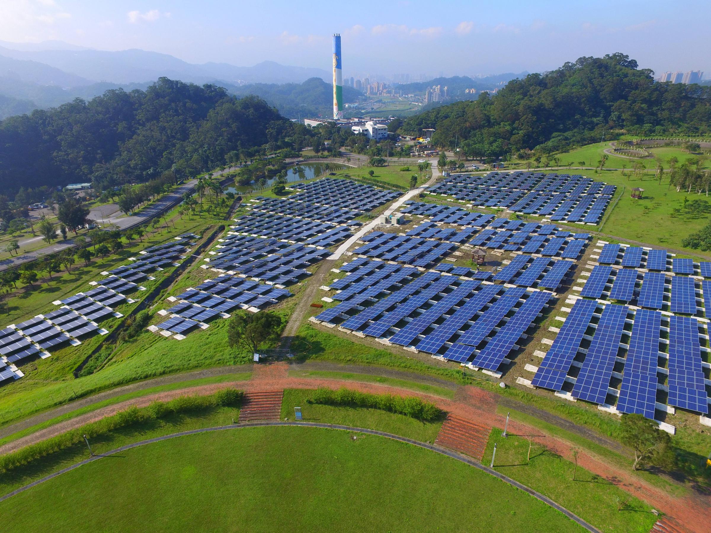 「臺北能源之丘」安裝將近8,000片太陽能板，估計每年可發電200萬度，減少約1,000公噸二氧化碳排放量。