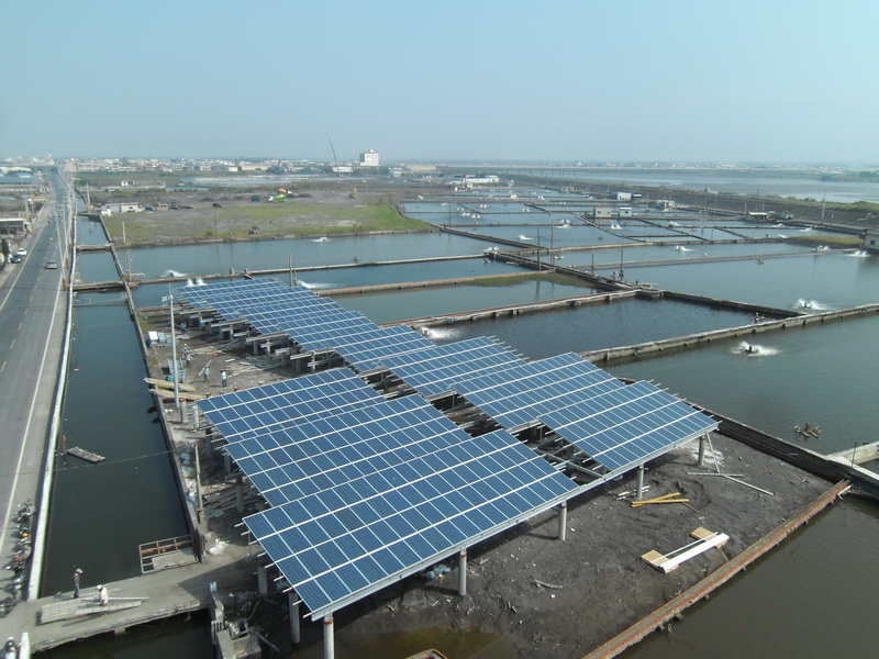 屏東縣政府提出的養水種電計畫，讓魚塭搖身一變成為太陽能發電廠