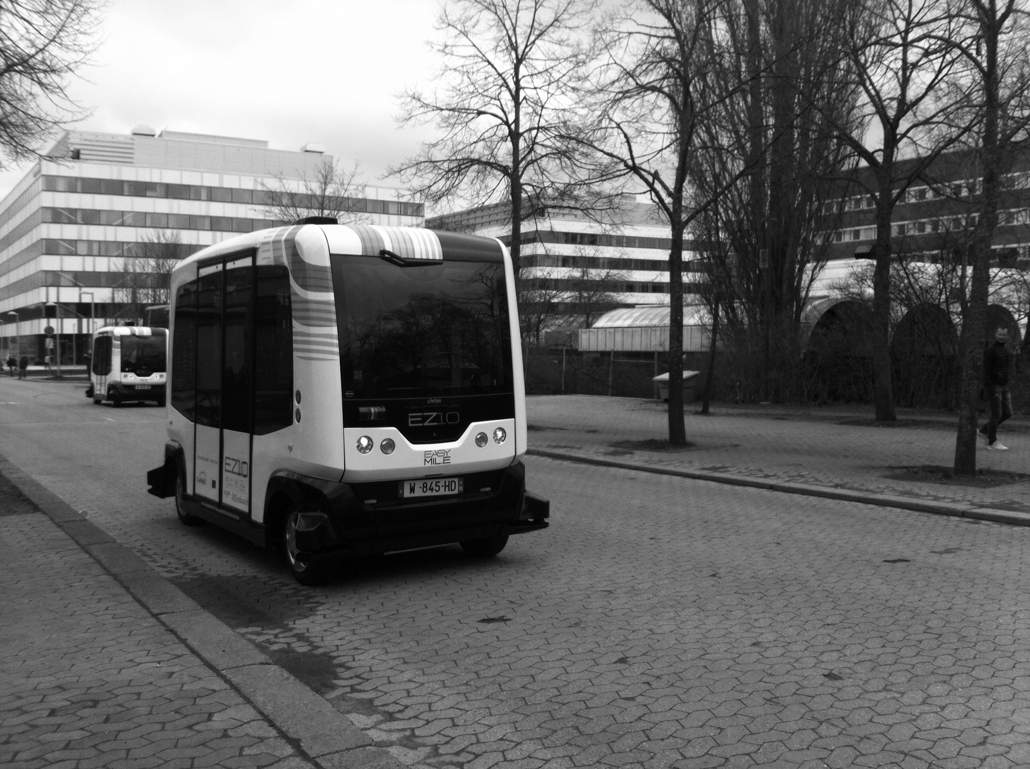 無人電動駕駛小巴士EZ10上路，成低碳交通新利器