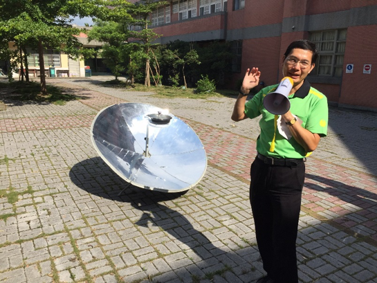 李永烈校長解說太陽能鍋灶的原理概念