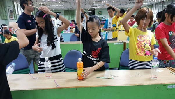 廣原國小舉辦百人規模的能源教育營，透過收集用過的寶特瓶、吸管、免洗筷等當材料，一起開心「玩能源」動手做