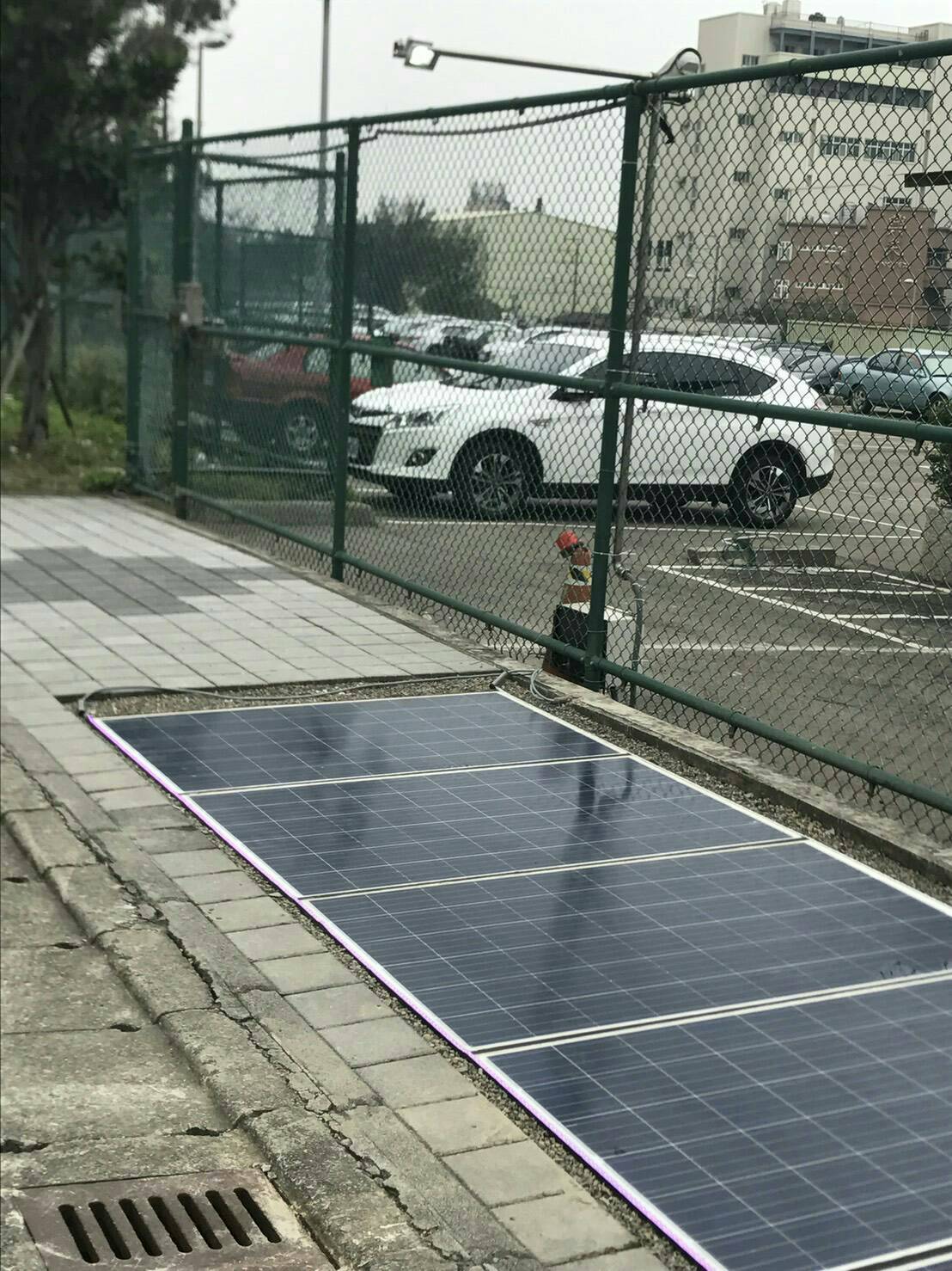 綠能科技公司於桃園觀音廠鋪設太陽能步道，發電效率達到7成
