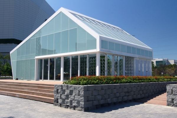 「台積電交大能源教育館」整合太陽能發電玻璃、智慧環控及綠建材改造而成