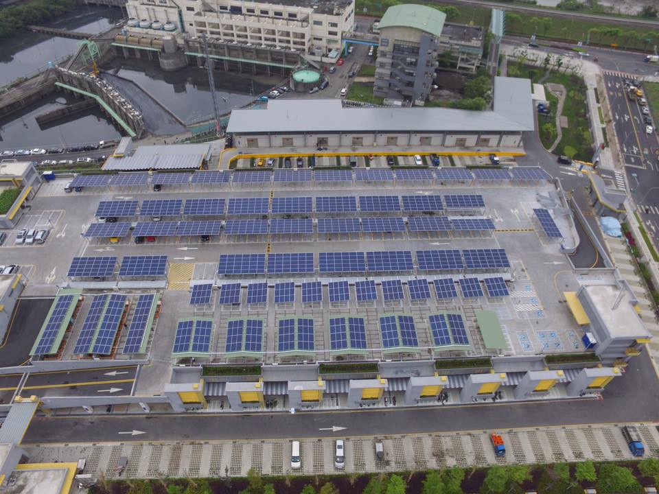 板橋果菜市場停車場不僅有停車功能，棚頂裝設太陽能發電，不但可發電，還可供電動車充電