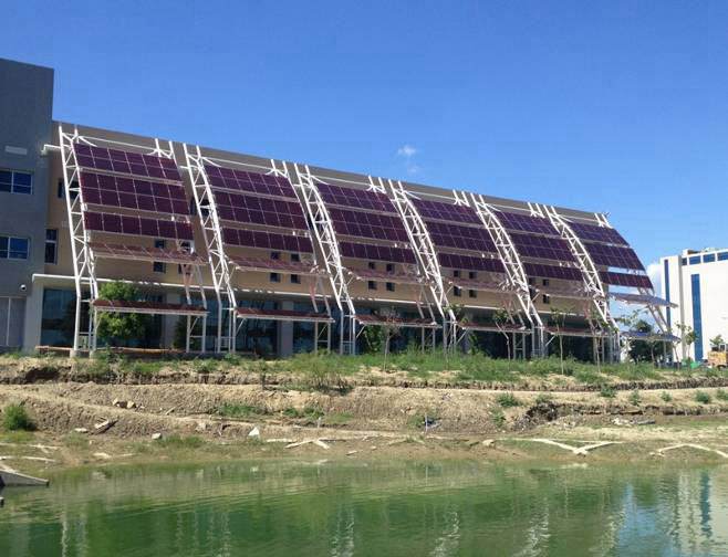 台南市經發局規劃在3處工業區滯洪池設置浮動式太陽光電系統（圖為永康科技園區服務中心外牆的太陽光電系統）