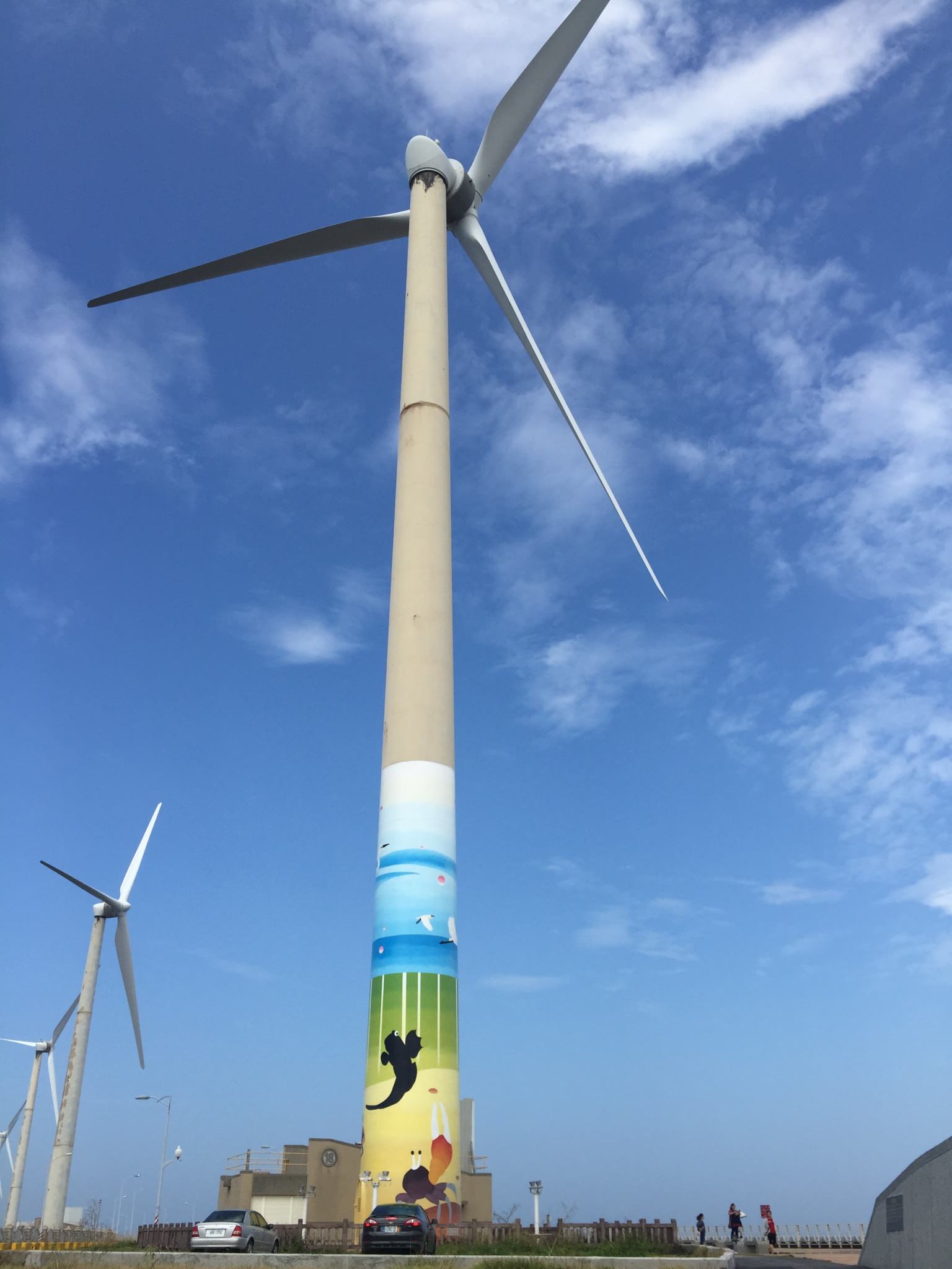三葉大型風機是CP值最高的風機（圖為台中高美濕地風機）