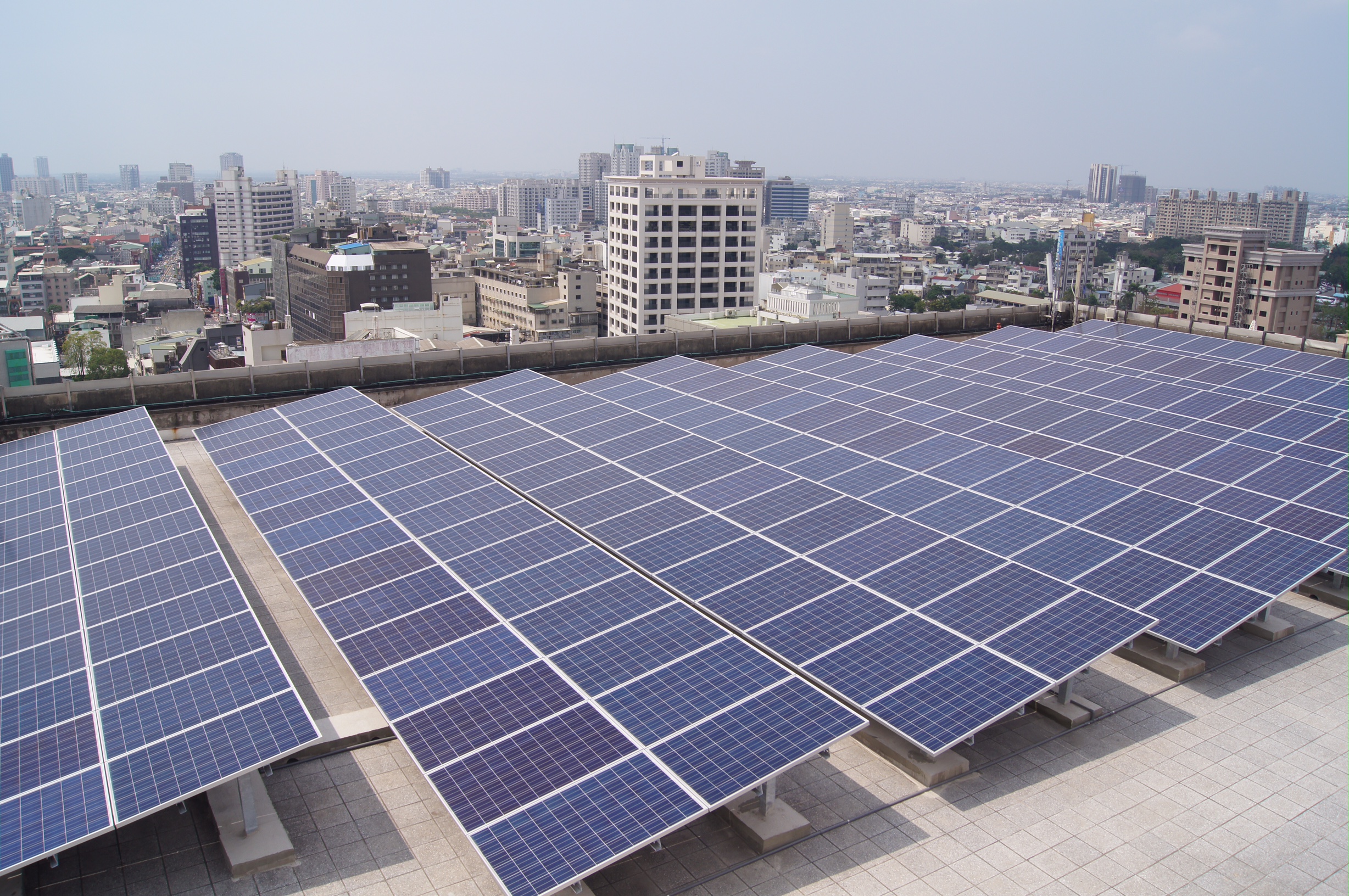 響應政府綠能政策，中華電信在台南營運處裝置有太陽光電系統