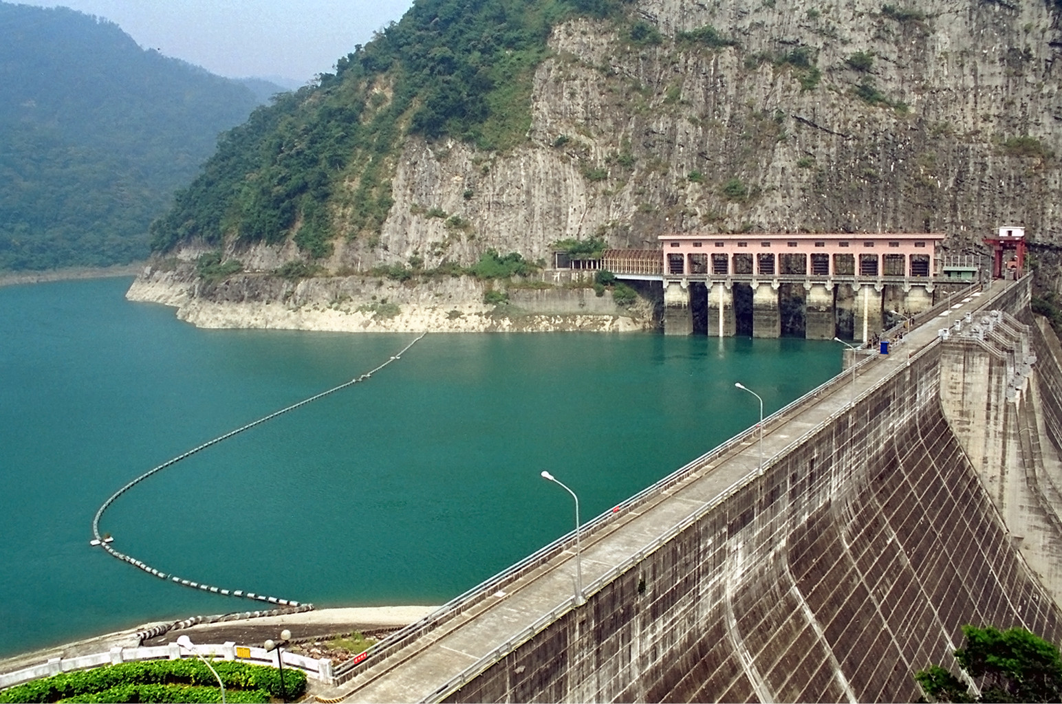 明潭抽蓄水力電廠是全台最大的儲能系統