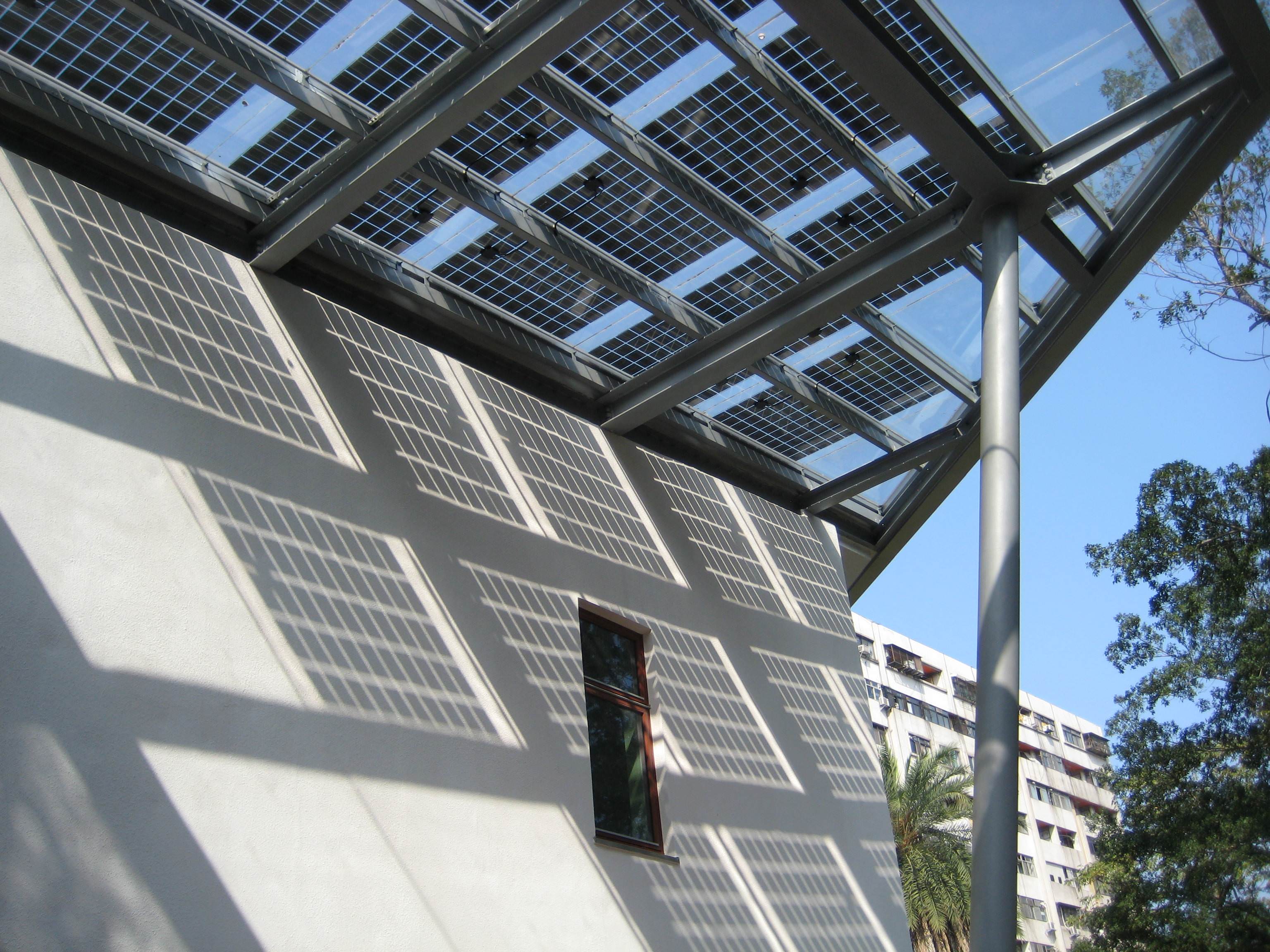 太陽圖書館建造之初，就以「建材一體型太陽光電系統」取代遮陽棚