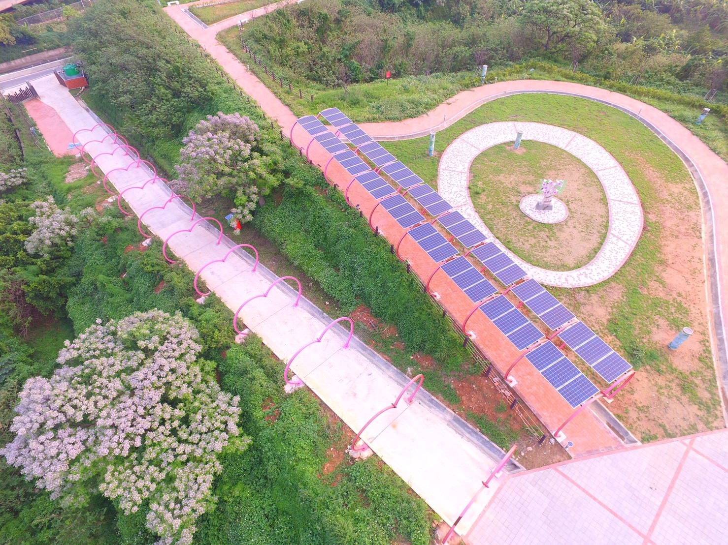 桃園市政府將位於桃園市中壢區大圳路的掩埋場改建為公園綠地，並設置可年發2.7萬度電的光電心型廊道