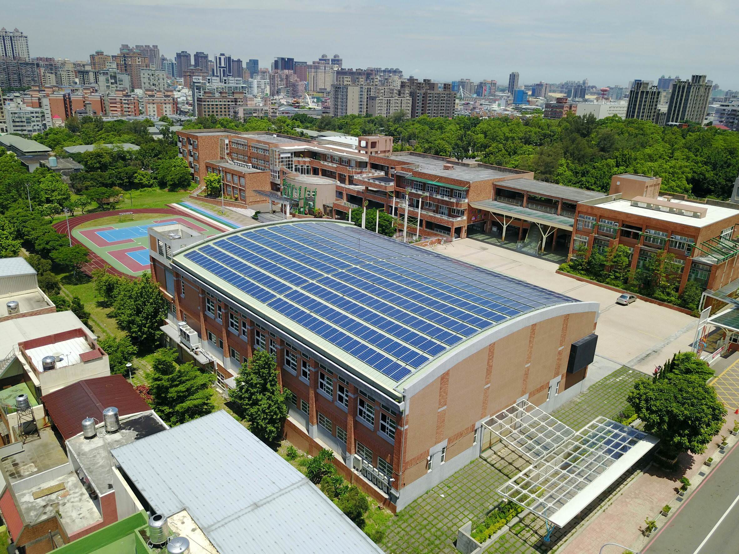 桃園市政府推動綠能不遺餘力，圖為桃園市快樂國小裝設之屋頂太陽能