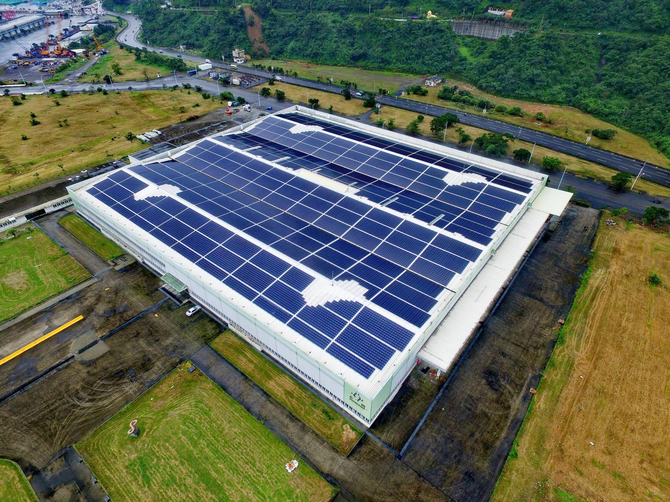 蘇澳港區必翔電動車廠太陽能屋頂照片