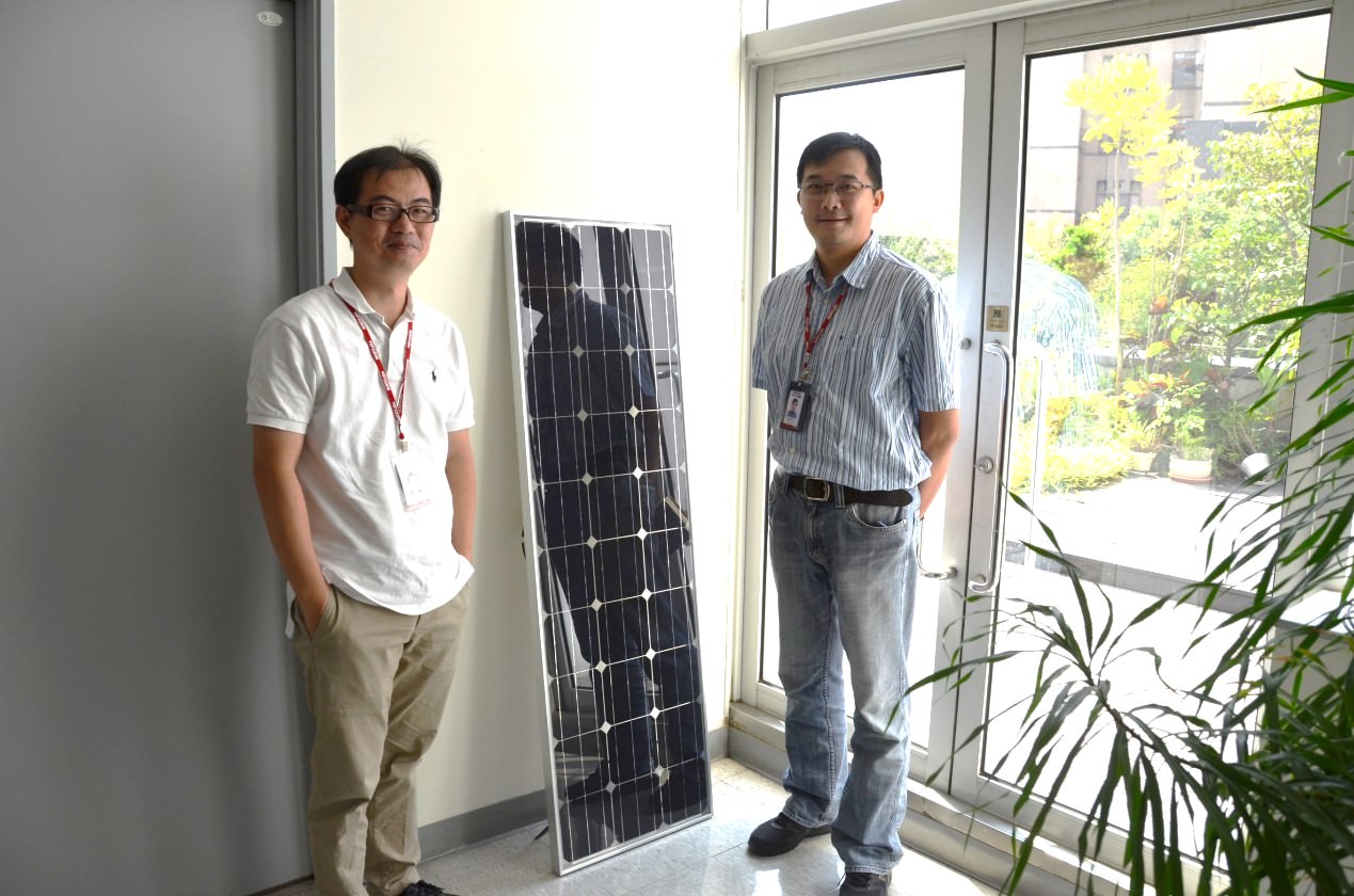 圖為異質接面太陽能電池的示範板，左：沈昌宏組長，右：陳士偉研究員