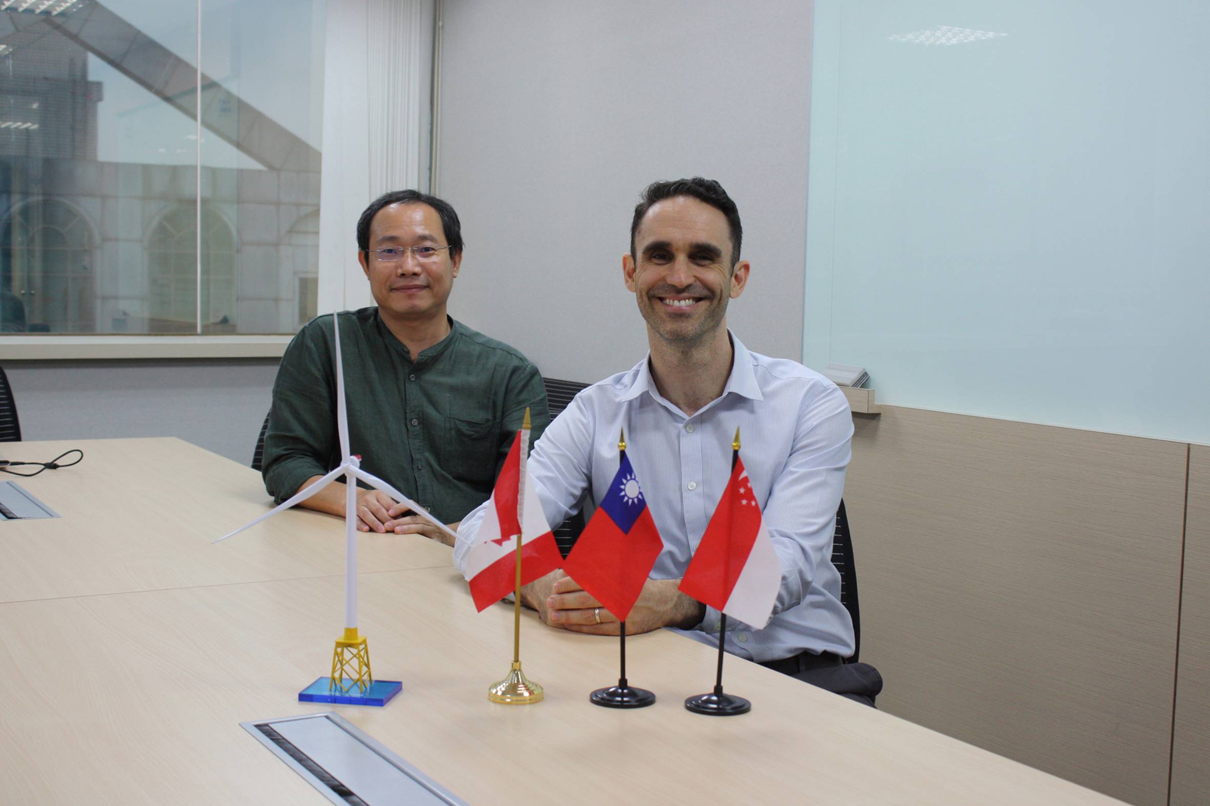 海龍計畫執行長陳聰華（左）及北陸能源總經理馬聖安（右）
