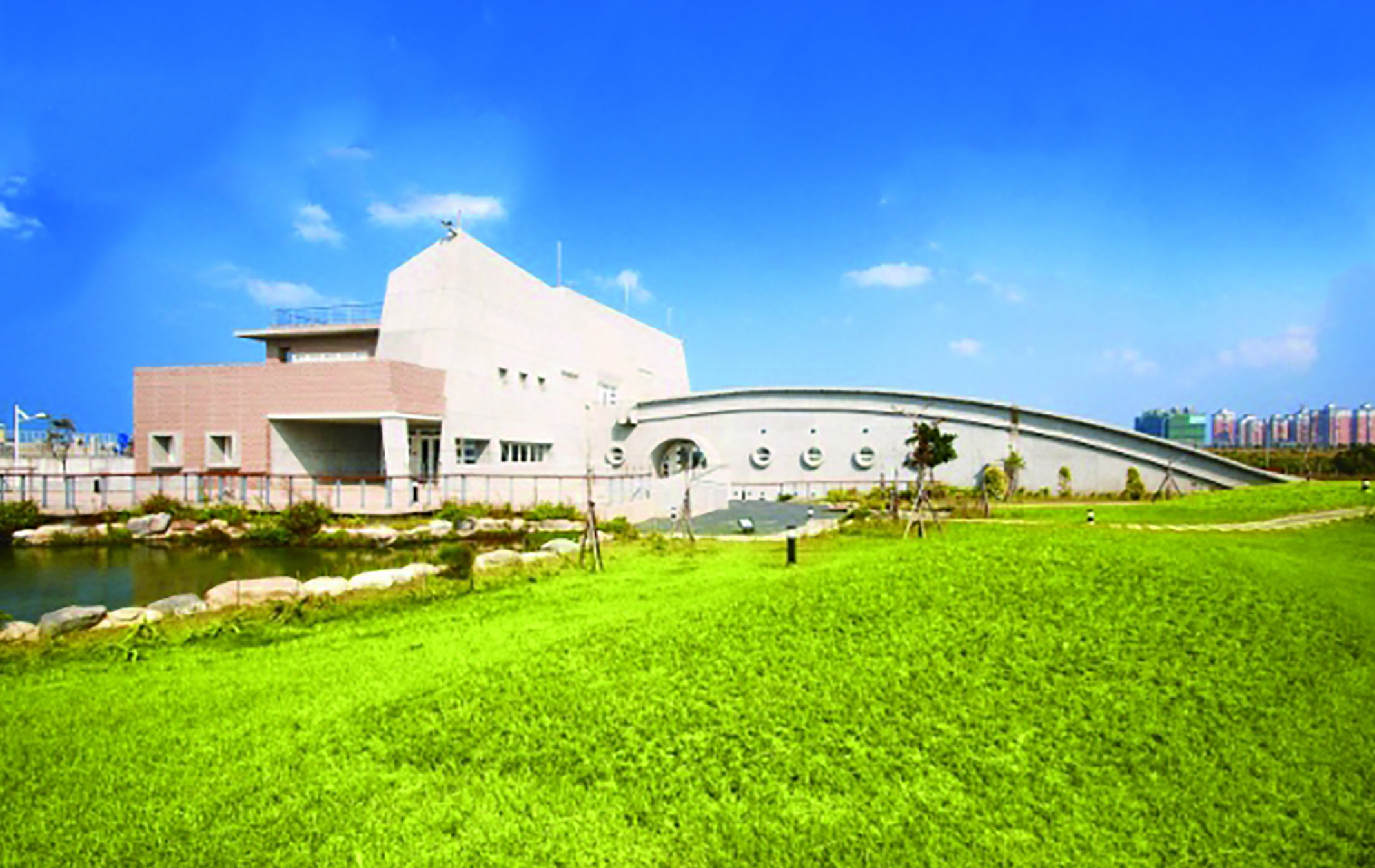 淡水污水處理廠以綠建築概念設計，打破刻板印象