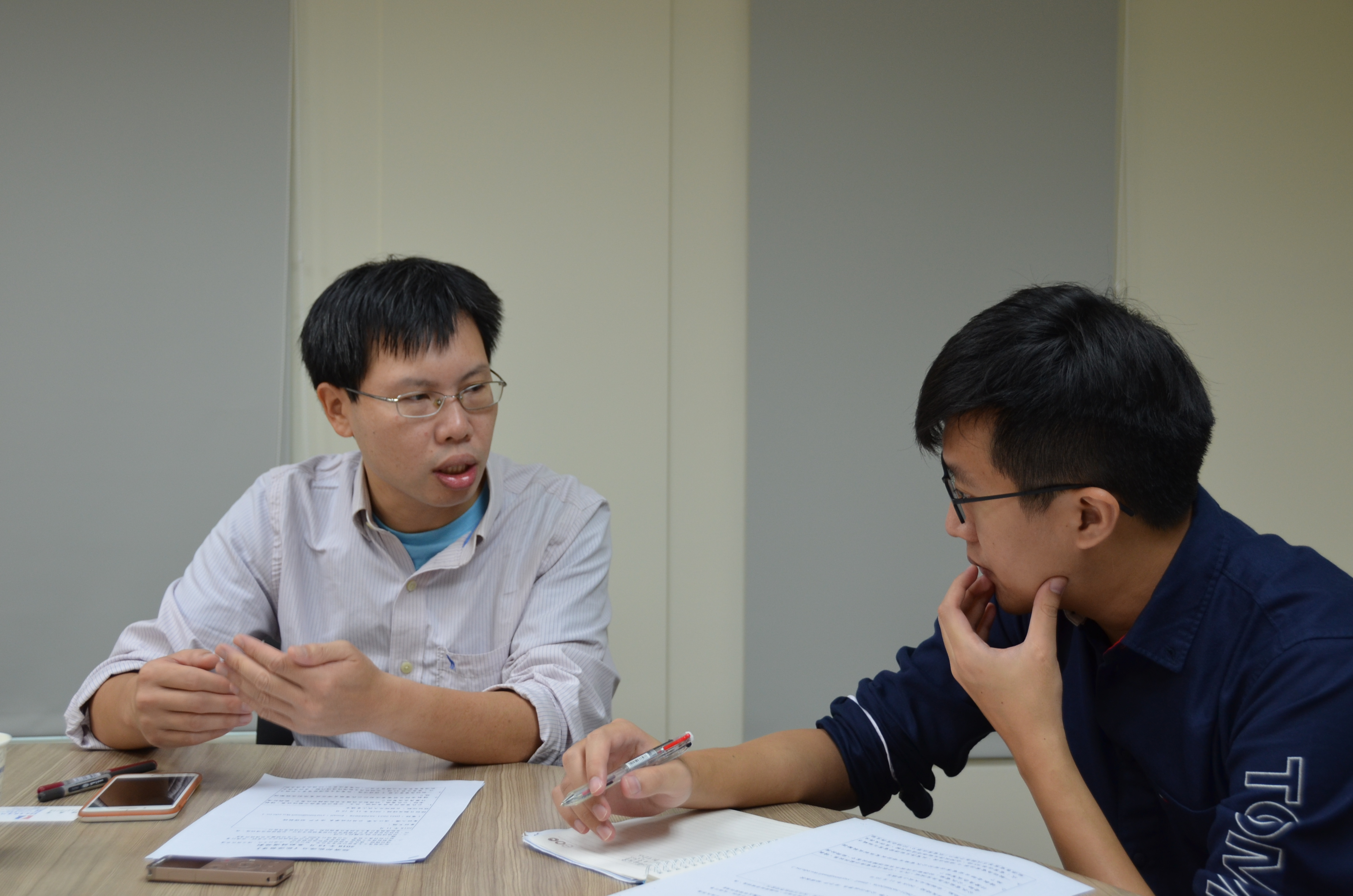 劉助理研究員（左）專訪涂予尹教授（右）
