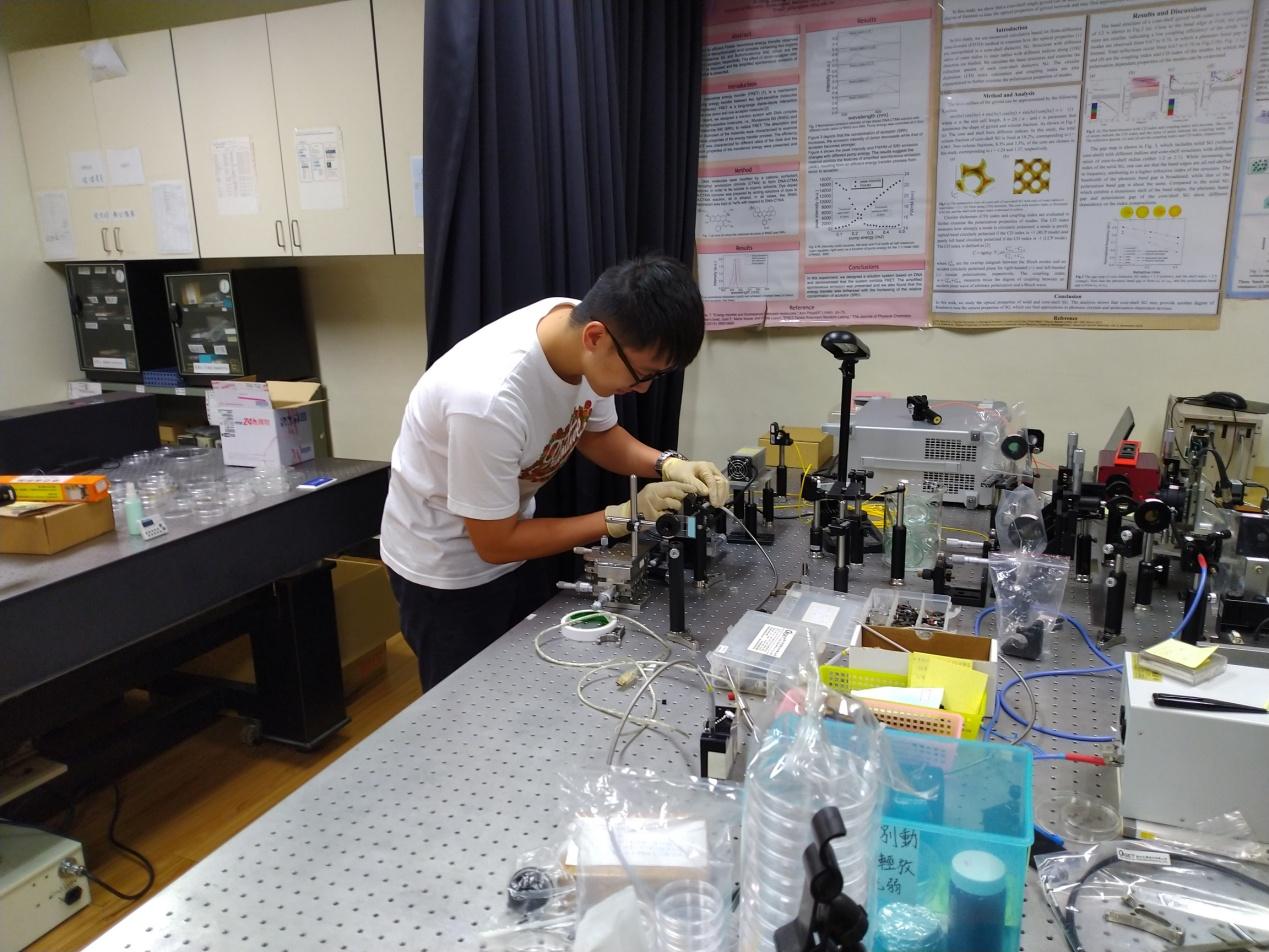 在洪副教授實驗室中，研究成員正在操作雷射偵測儀器