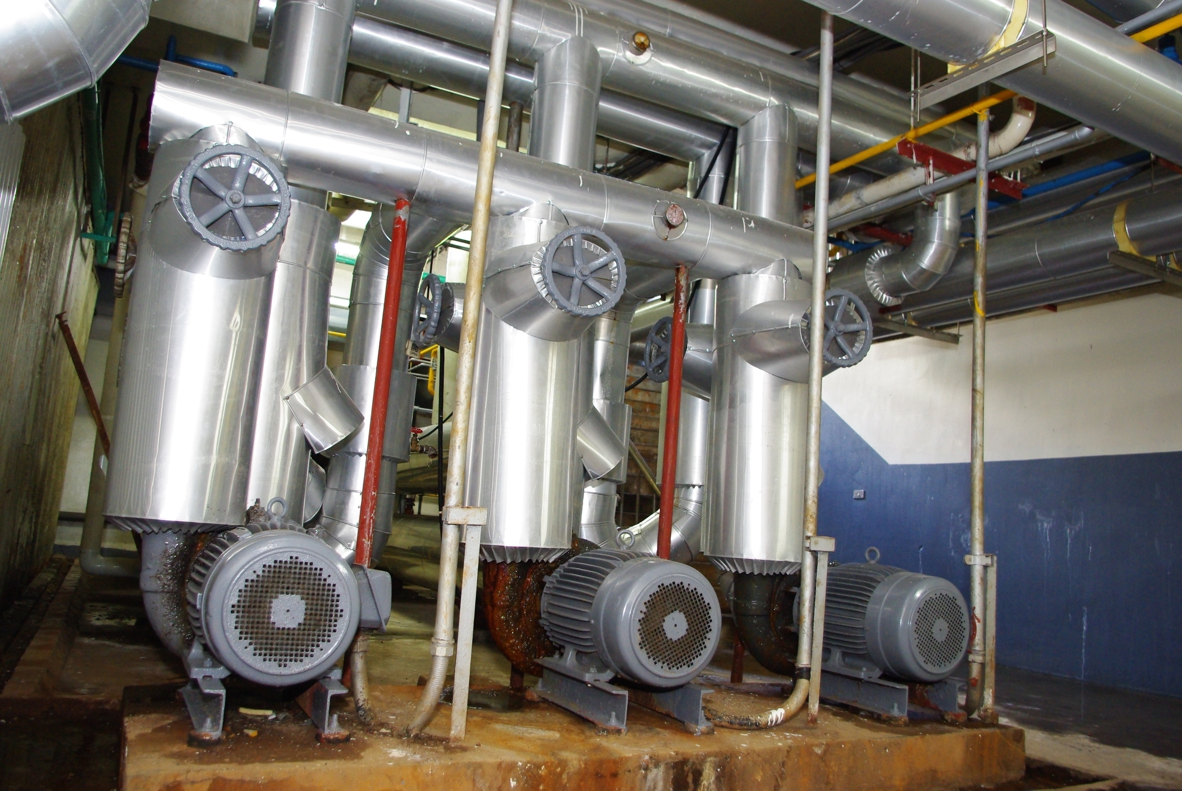 冰水泵及滷水泵增設節能變頻器，可自動調控作業區溫度