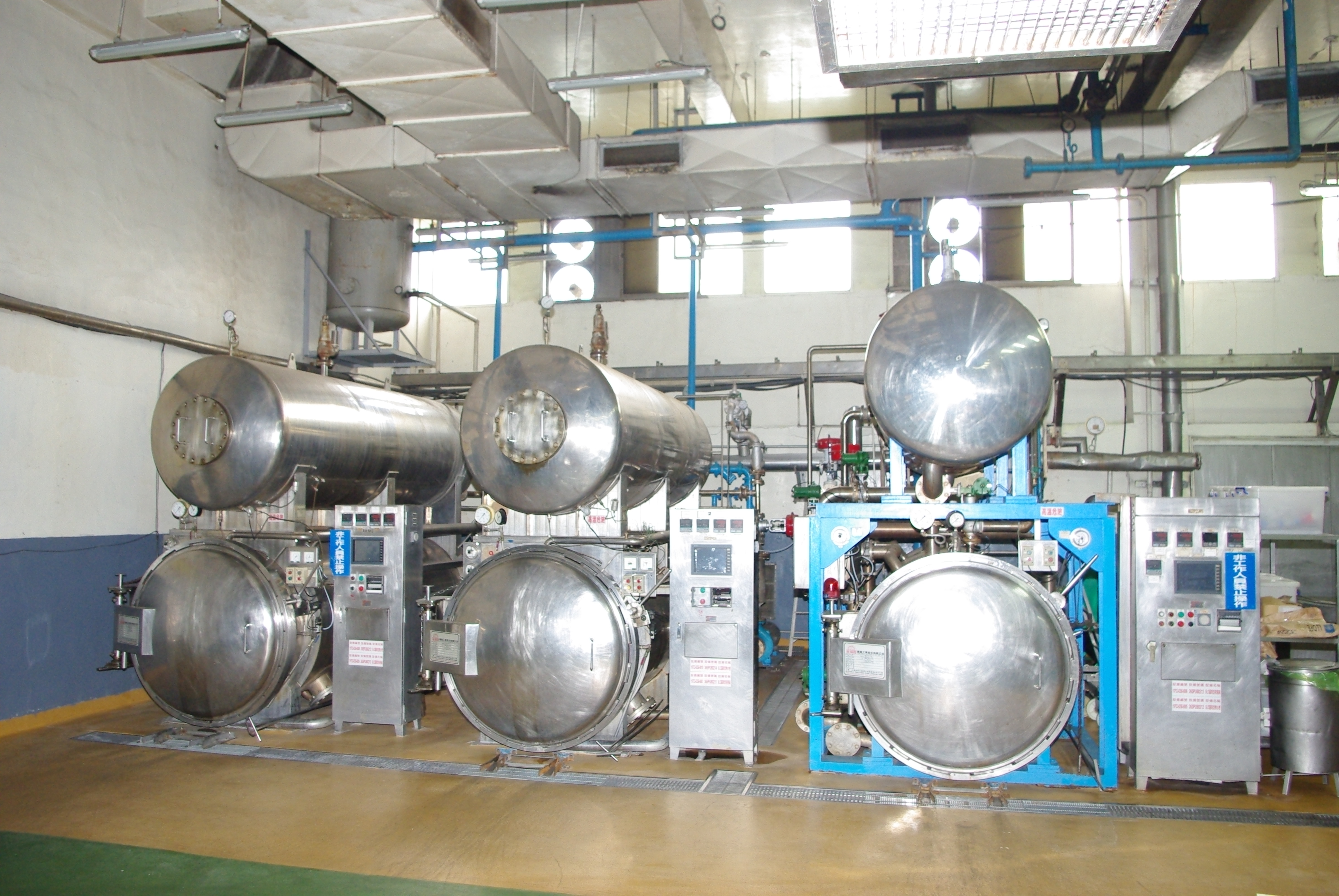 「殺菌釜冷卻水回收系統」可將罐裝處理完的殺菌水回收再利用，降低後段污水處理的負荷