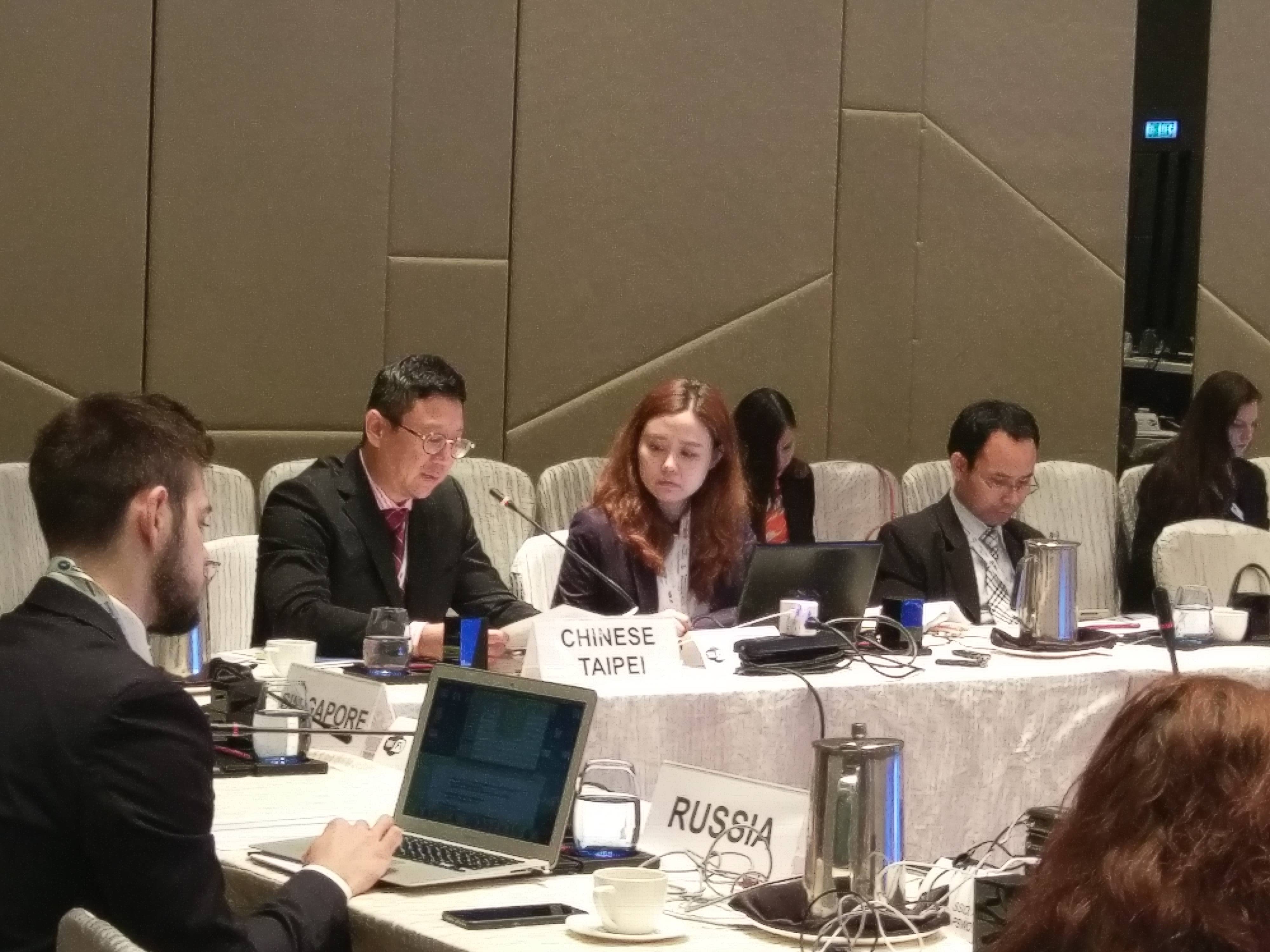 能源局莊銘池組長（左2）在EWG55會議擔任我方代表，向APEC大會報告台灣的能源提案