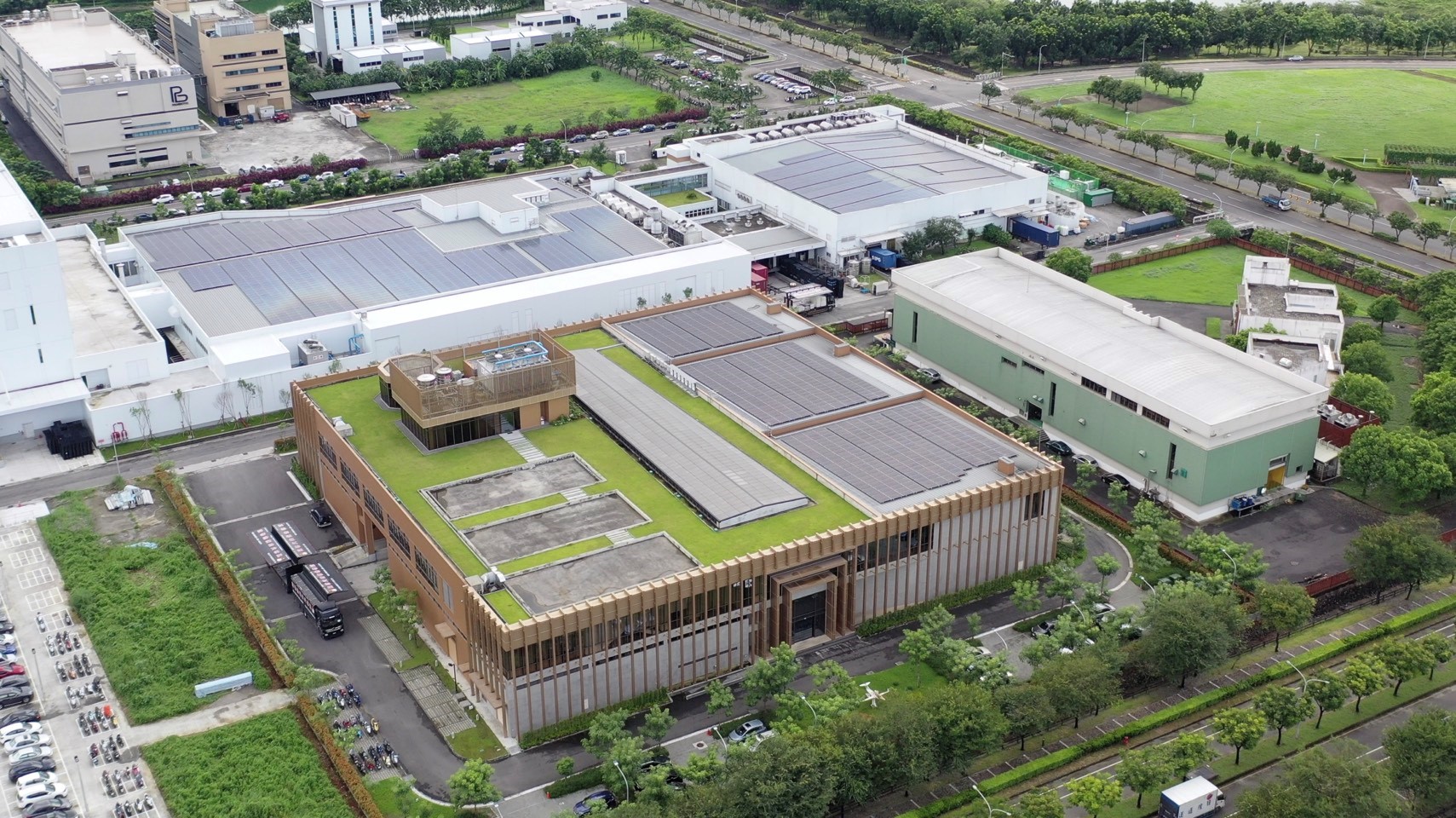 這間工廠不僅年產800萬片面膜，更是全球第1座邁向零碳排的工廠，並獲得國際綠建築LEED認證